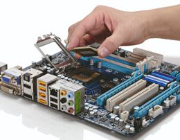 فرد درحال نصب cpu بروی مادربرد