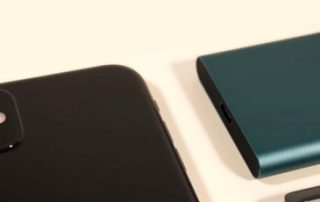 هارد اسکترنال و گوشی اپل بروی میز