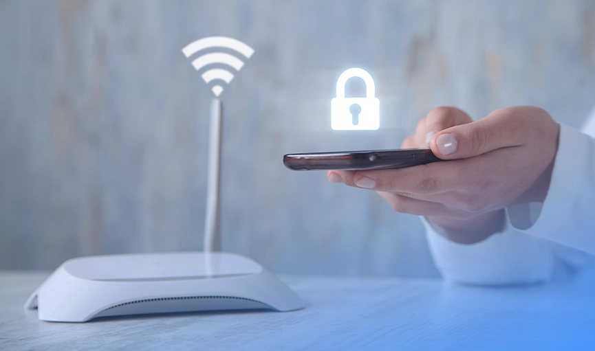 مودم روی میز و گوشی تلفن همراه در دست